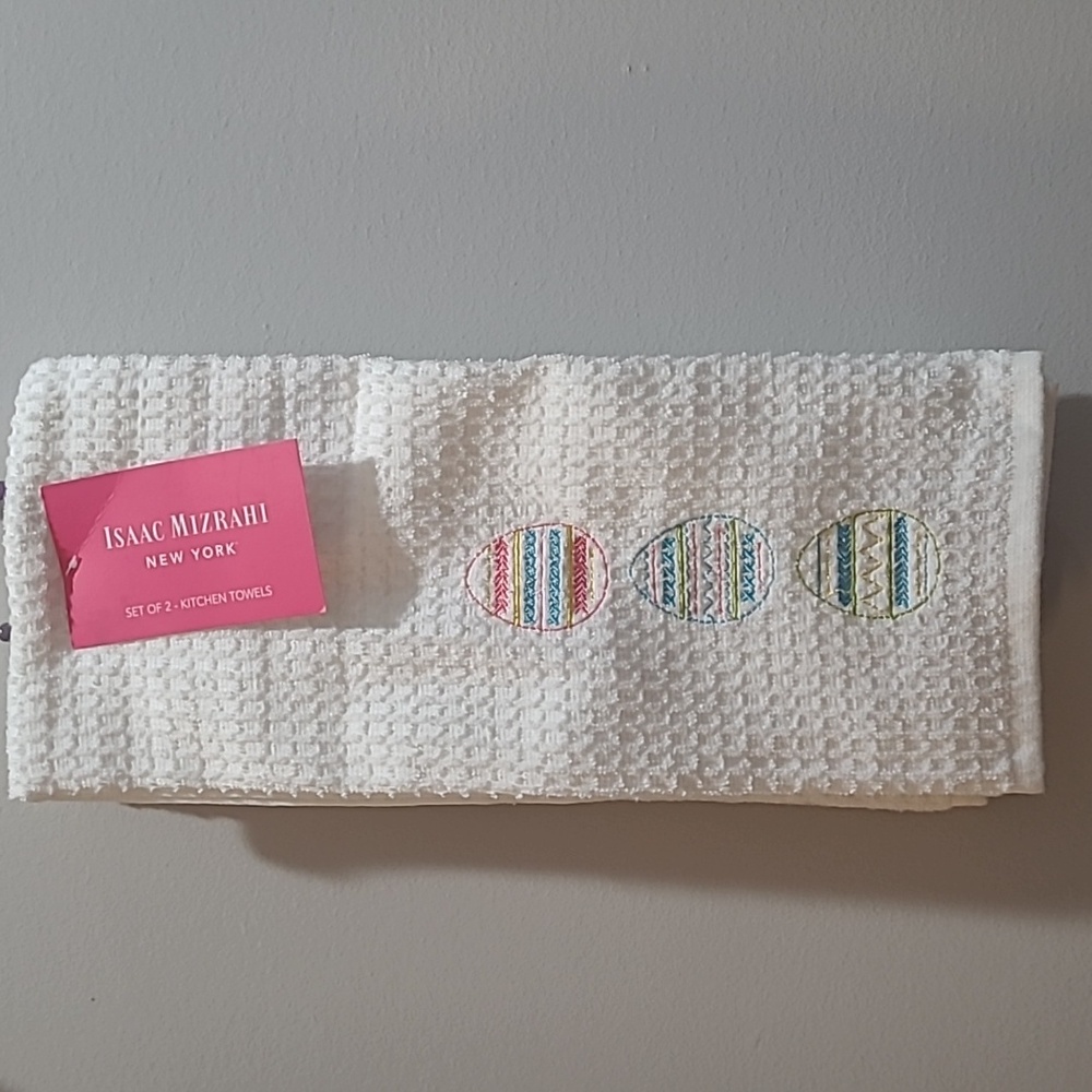 Leaving June 2: NWT Set Of 2 Egg Towels